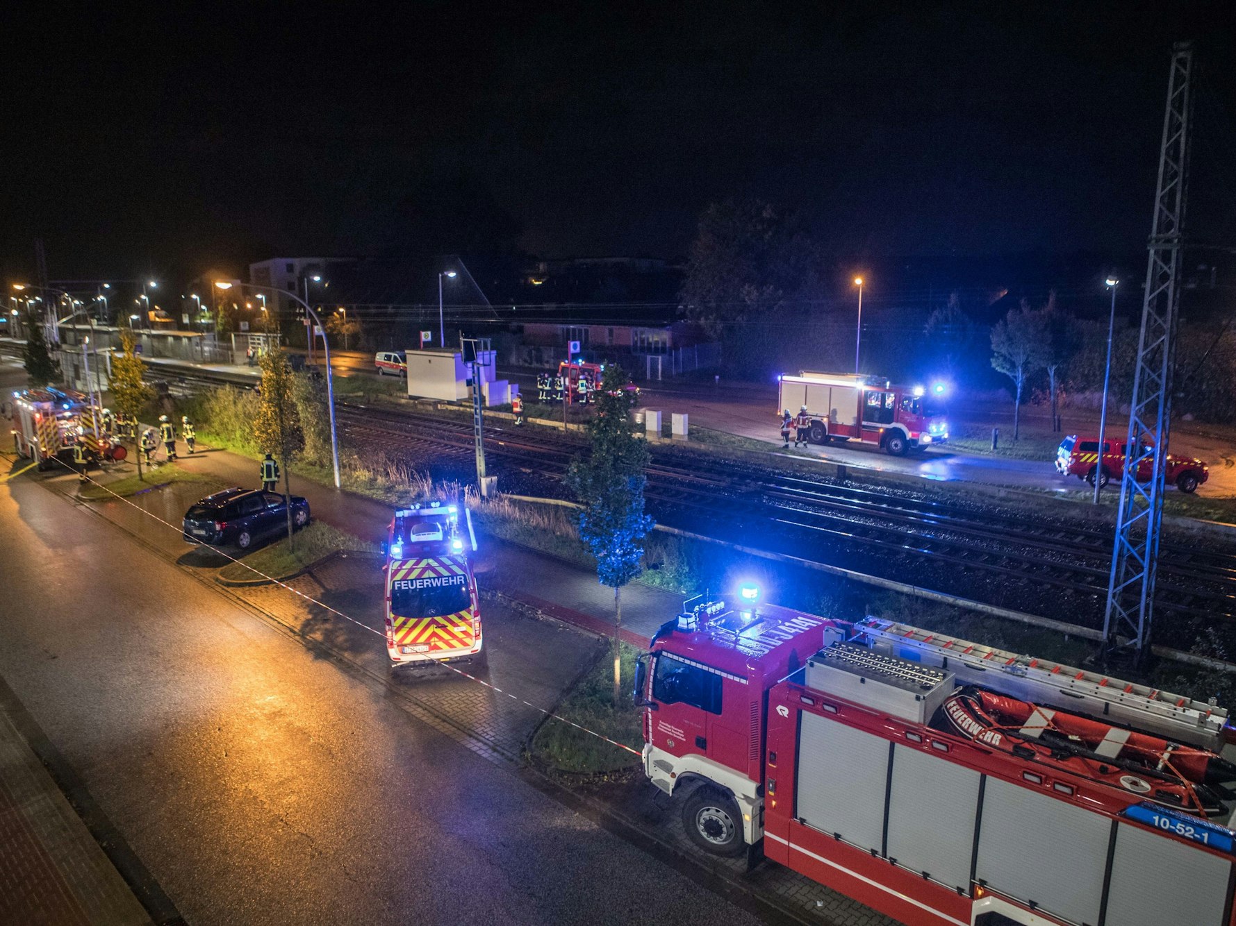 Feuerwehrleute und Rettungskräfte sind nach einem Zugunfall im Einsatz, hier im Oktober 2021 in Neu Wulmstorf.