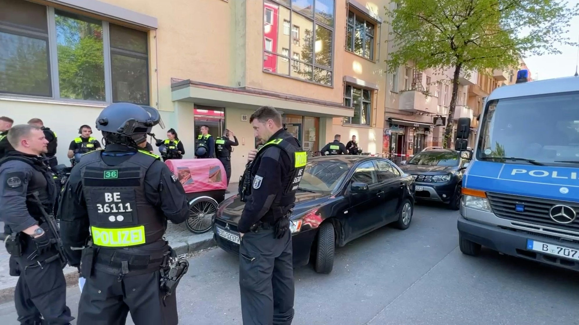 Polizisten stehen vor einer Schule in Berlin-Neukölln, wo am 3. Mai 2023 zwei Schulkinder vermutlich von einem Mann verletzt wurden.