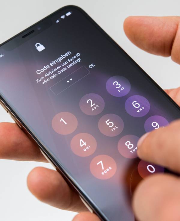 Zu sehen ist das Code-Eingabefenster eines iPhones.