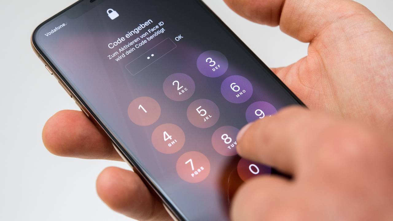 Zu sehen ist das Code-Eingabefenster eines iPhones.