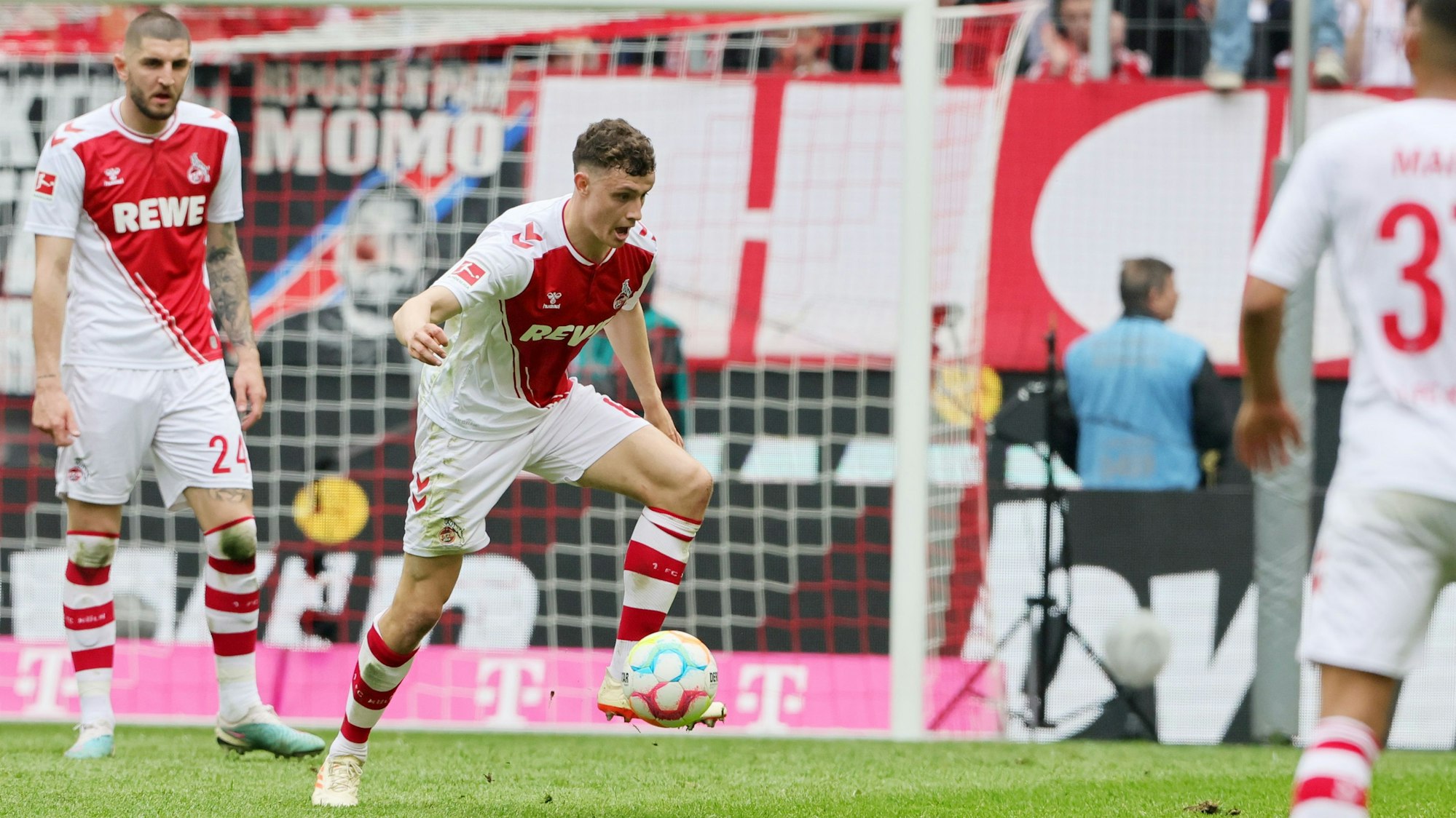 Eric Martel nimmt den Ball an.