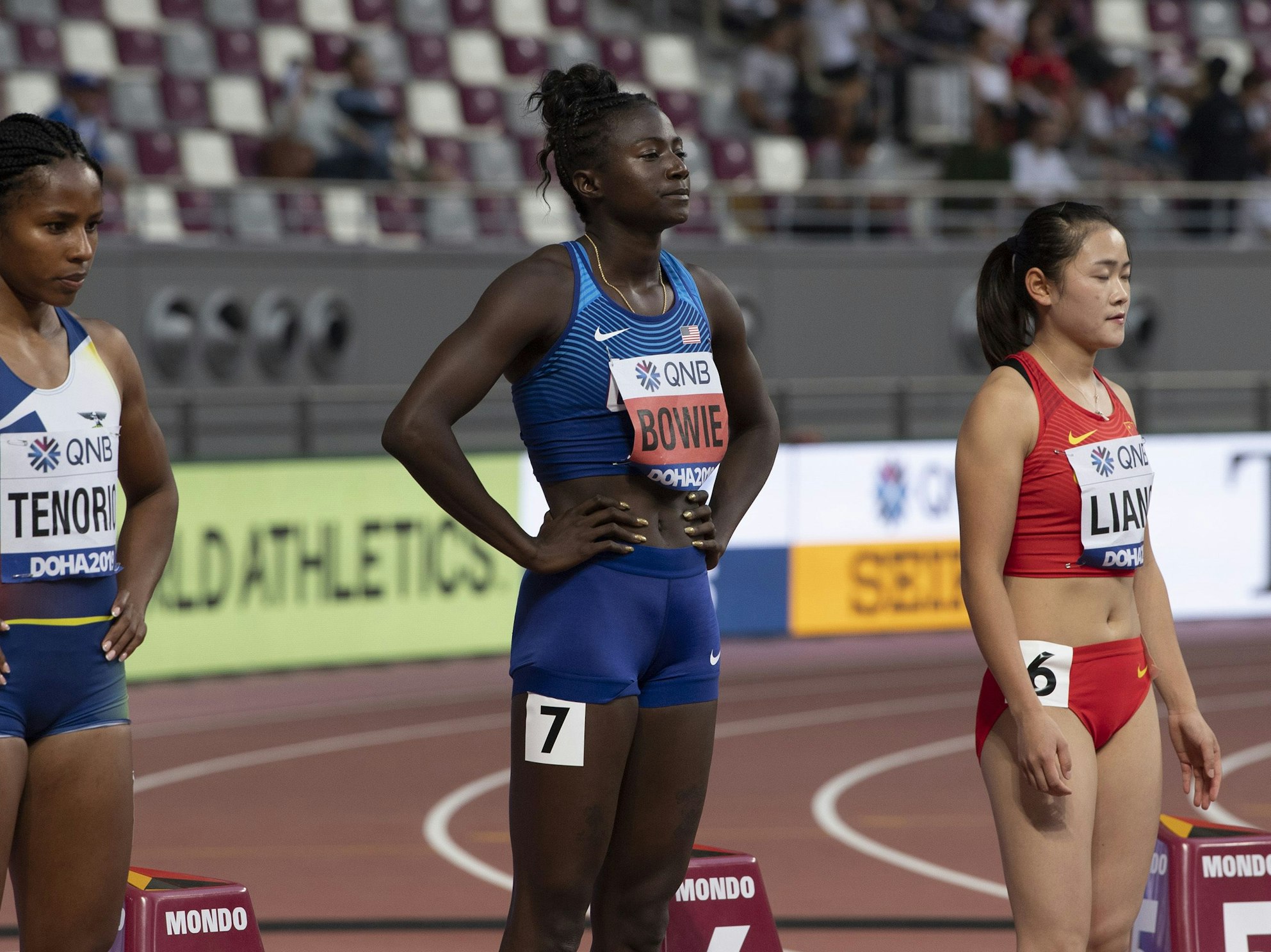 Tori Bowie (USA) steht hinter dem Startblock.