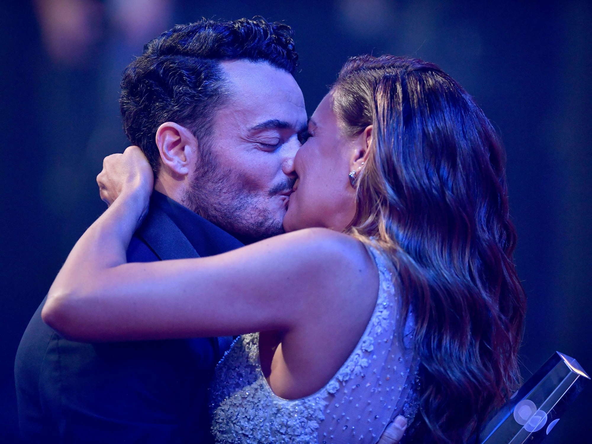 Sänger und Moderator Giovanni Zarrella freut sich bei der Verleihung vom Deutschen Fernsehpreis 2022 über die Auszeichnung in der Kategorie „Beste Einzelleistung/Moderation Unterhaltung“ für „Die Giovanni Zarrella Show“ und küsst seine Frau Jana Ina Zarrella.