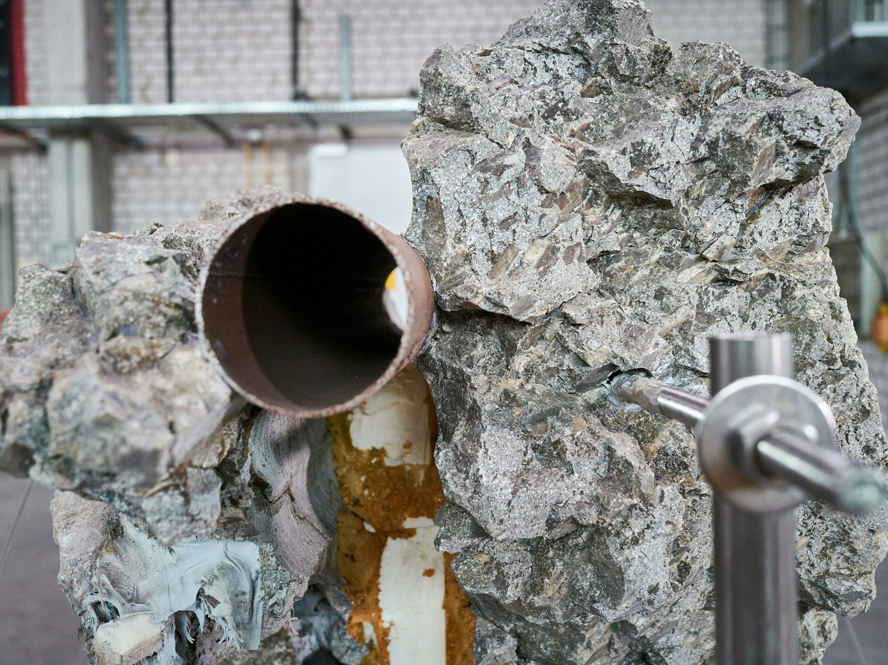 Der Trachytblock, der ursächlich für den Einsturz des Kölner Stadtarchivs war, steht am 28. April 2023 in der Werkstatt der Brückenmeisterei in Köln-Porz.