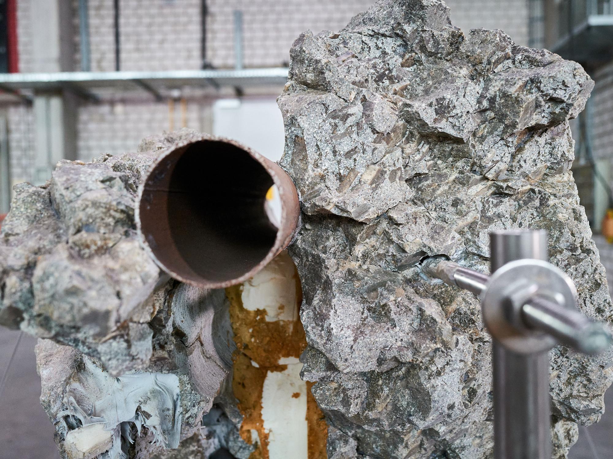 Der Trachytblock, der ursächlich für den Einsturz des Kölner Stadtarchivs war, steht am 28. April 2023 in der Werkstatt der Brückenmeisterei in Köln-Porz.