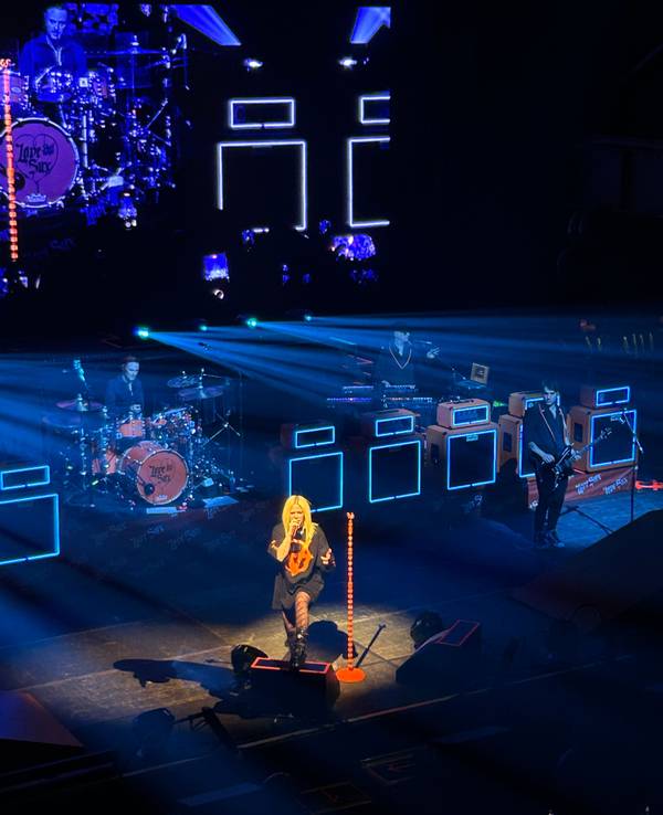 Avril Lavigne steht auf der Bühne des Palladiums und singt.