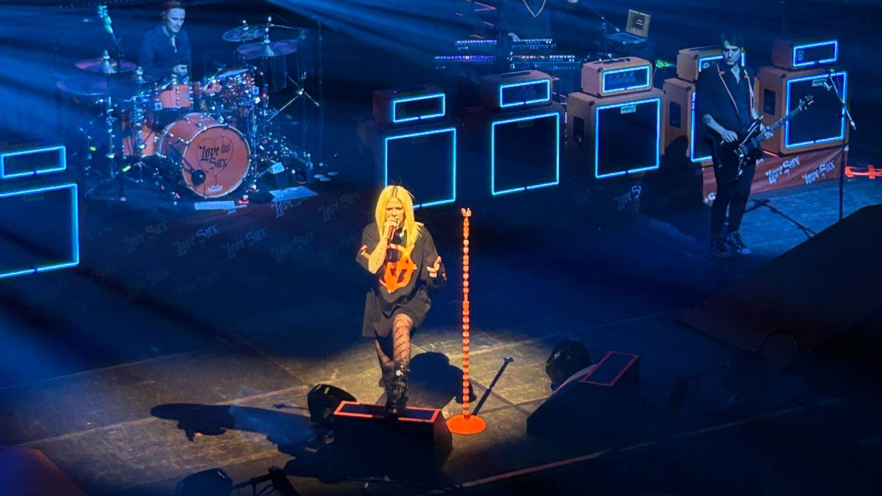 Avril Lavigne steht auf der Bühne des Palladiums und singt.