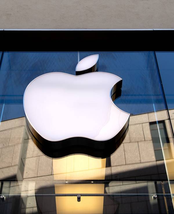 Das Logo des Technologieunternehmens Apple ist am Apple Store in der Innenstadt zu sehen, hier im Januar 2022 in München.