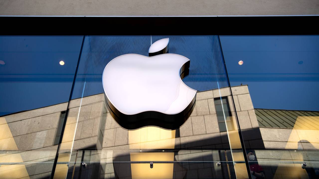 Das Logo des Technologieunternehmens Apple ist am Apple Store in der Innenstadt zu sehen, hier im Januar 2022 in München.