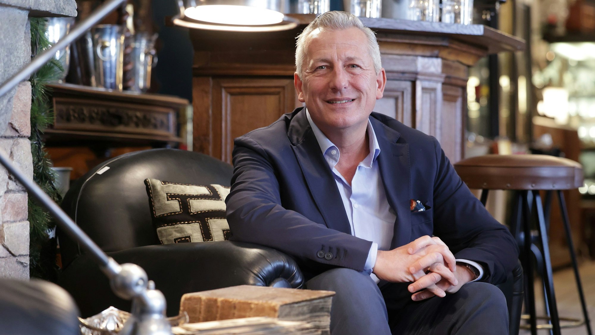 Markus Wildhagen sitzt in seinem Geschäft zwischen Antiquitäten in Düsseldorf. Der Düsseldorfer gilt als einer der führenden Requisiten-Verleiher für Filmproduktionen in Europa. +++ dpa-Bildfunk +++