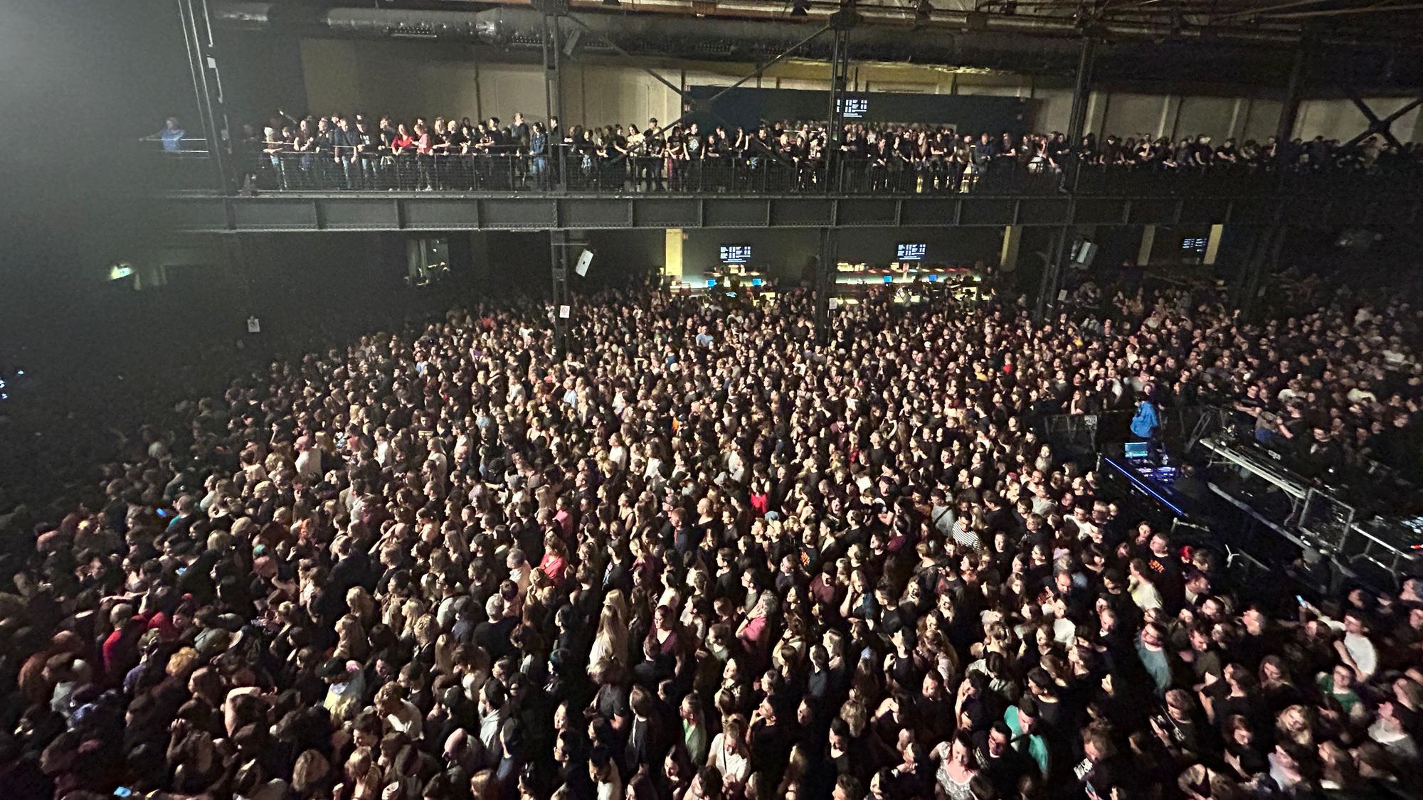 Tausende Menschen stehen vor der Bühne und warten auf Avril Lavigne.