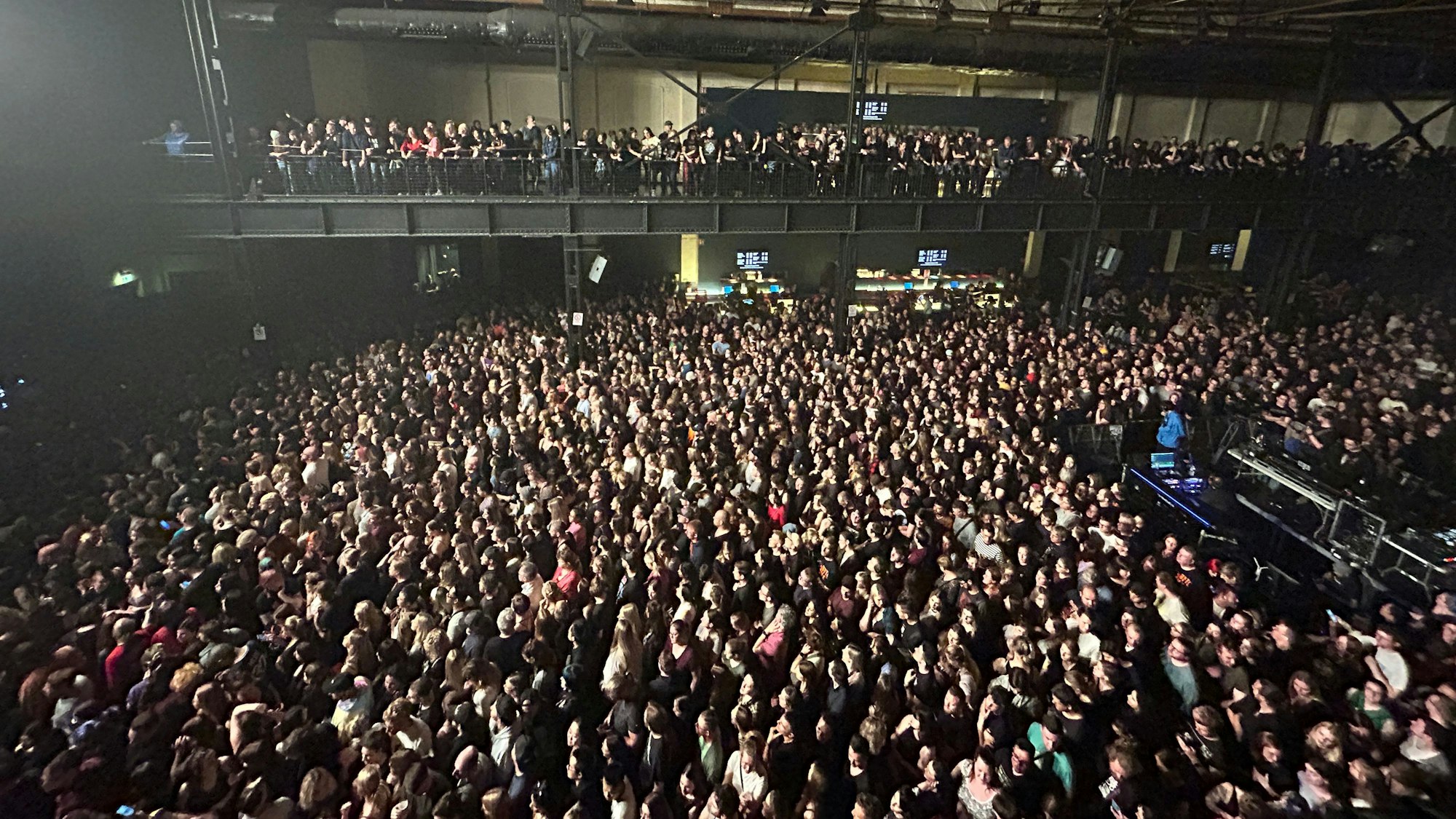 Tausende Menschen stehen vor der Bühne und warten auf Avril Lavigne.