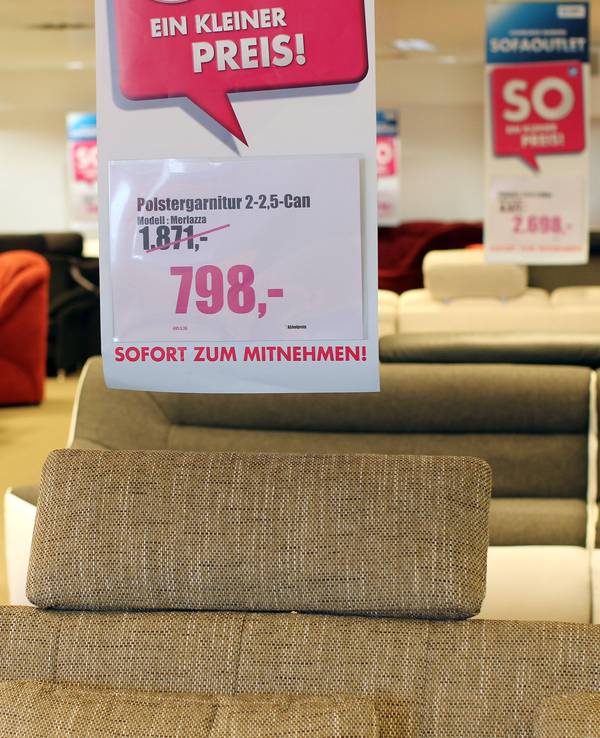 Sofagarnituren stehen am 05.04.2012 in einem Möbelgeschäft in Hamburg und werden mit satten Rabatten angeboten.