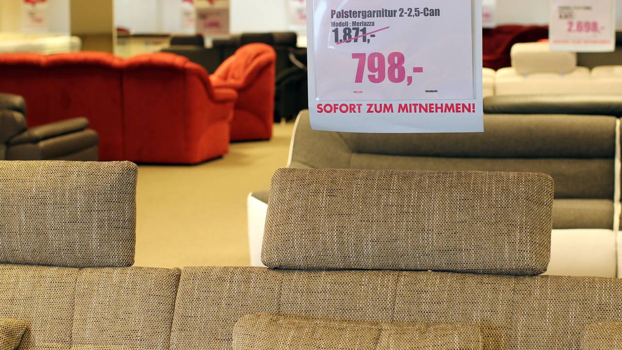 Sofagarnituren stehen am 05.04.2012 in einem Möbelgeschäft in Hamburg und werden mit satten Rabatten angeboten.