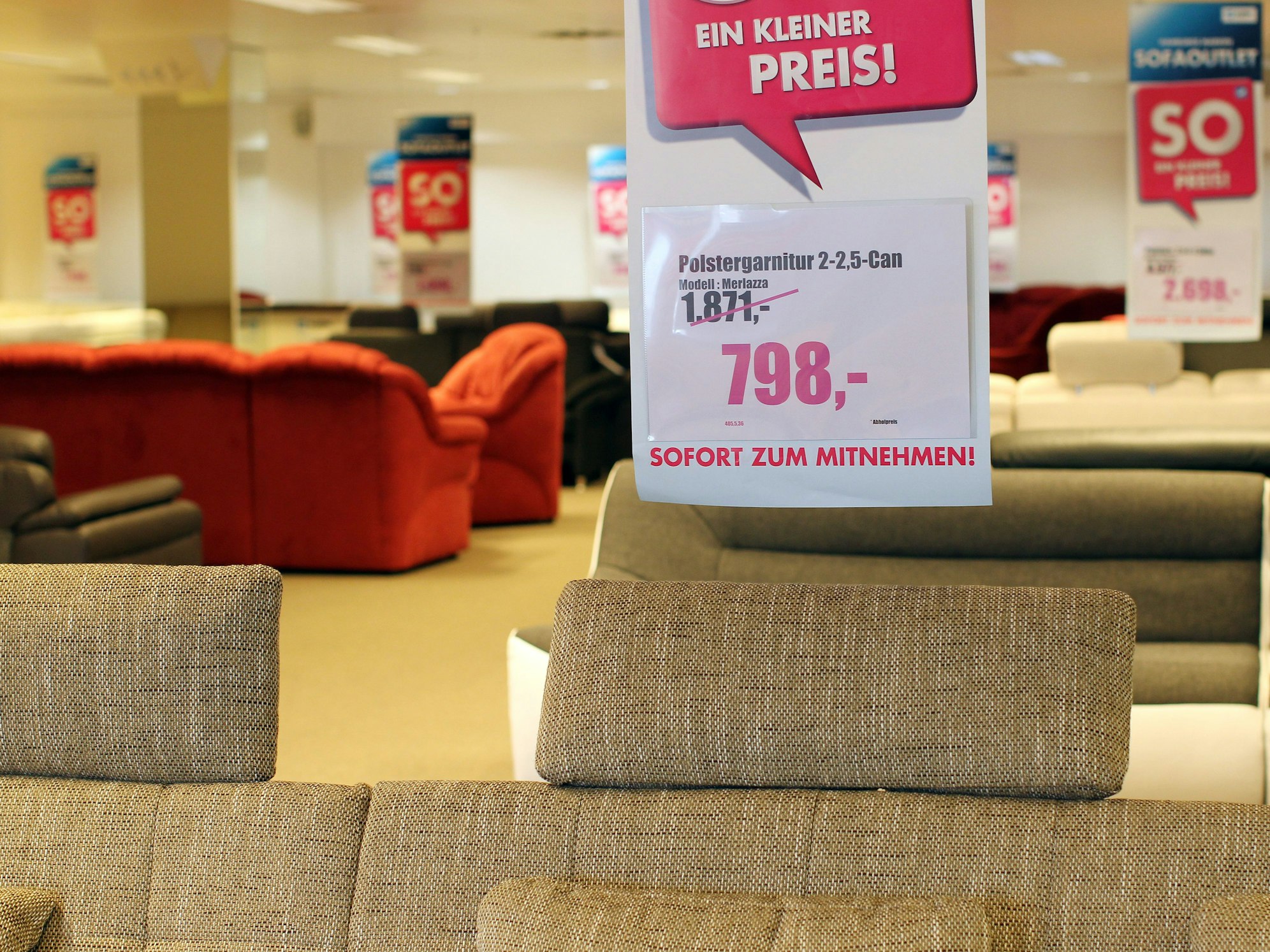 Sofagarnituren stehen am 05.04.2012 in einem Möbelgeschäft in Hamburg und werden mit satten Rabatten angeboten.