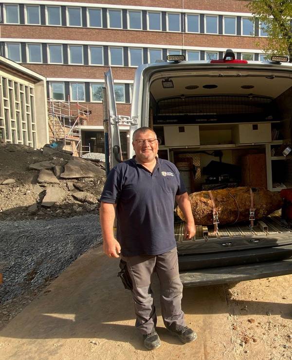 Siegfried Konopatzki (links) und Michael Daenecke vom Kampfmittelbeseitigungsdienst der Bezirksregierung Düsseldorf mit der entschärften Weltkriegsbombe.