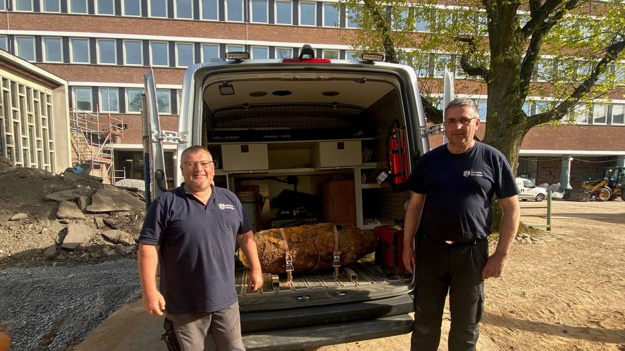 Siegfried Konopatzki (links) und Michael Daenecke vom Kampfmittelbeseitigungsdienst der Bezirksregierung Düsseldorf mit der entschärften Weltkriegsbombe.