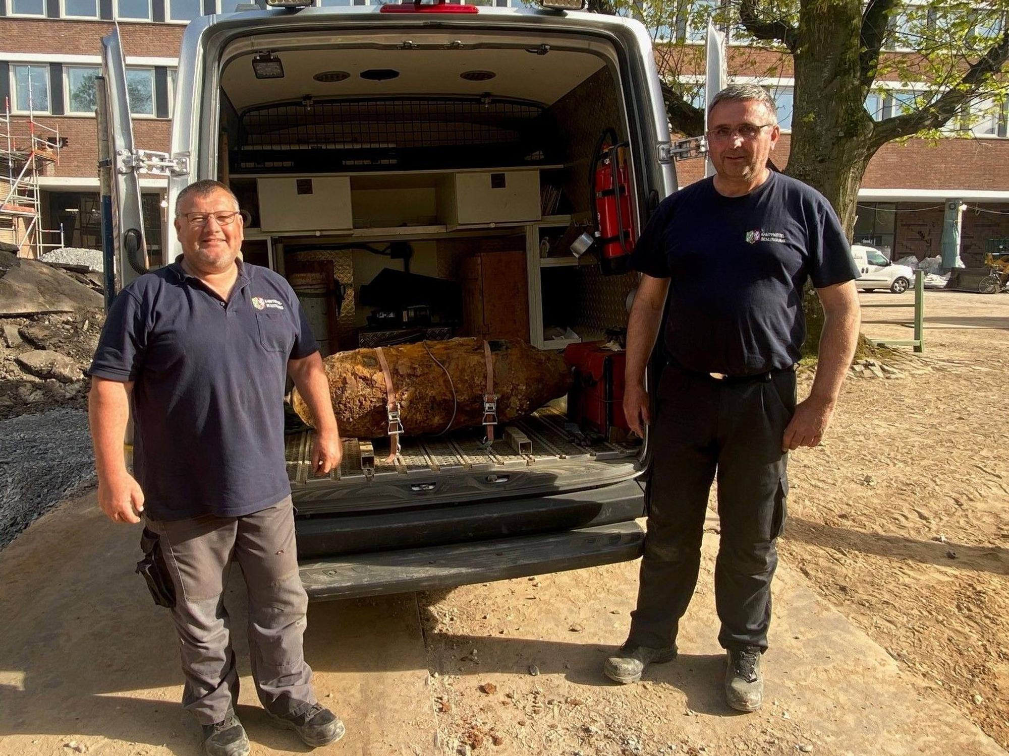 Siegfried Konopatzki (links) und Michael Daenecke vom Kampfmittelbeseitigungsdienst der Bezirksregierung Düsseldorf mit der entschärften Weltkriegsbombe.
