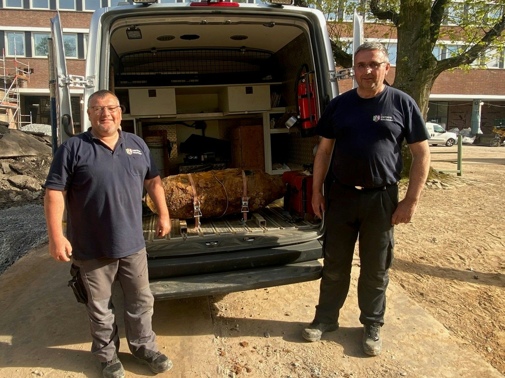 Siegfried Konopatzki (links) und Michael Daenecke vom Kampfmittelbeseitigungsdienst der Bezirksregierung Düsseldorf mit der entschärften Weltkriegsbombe.