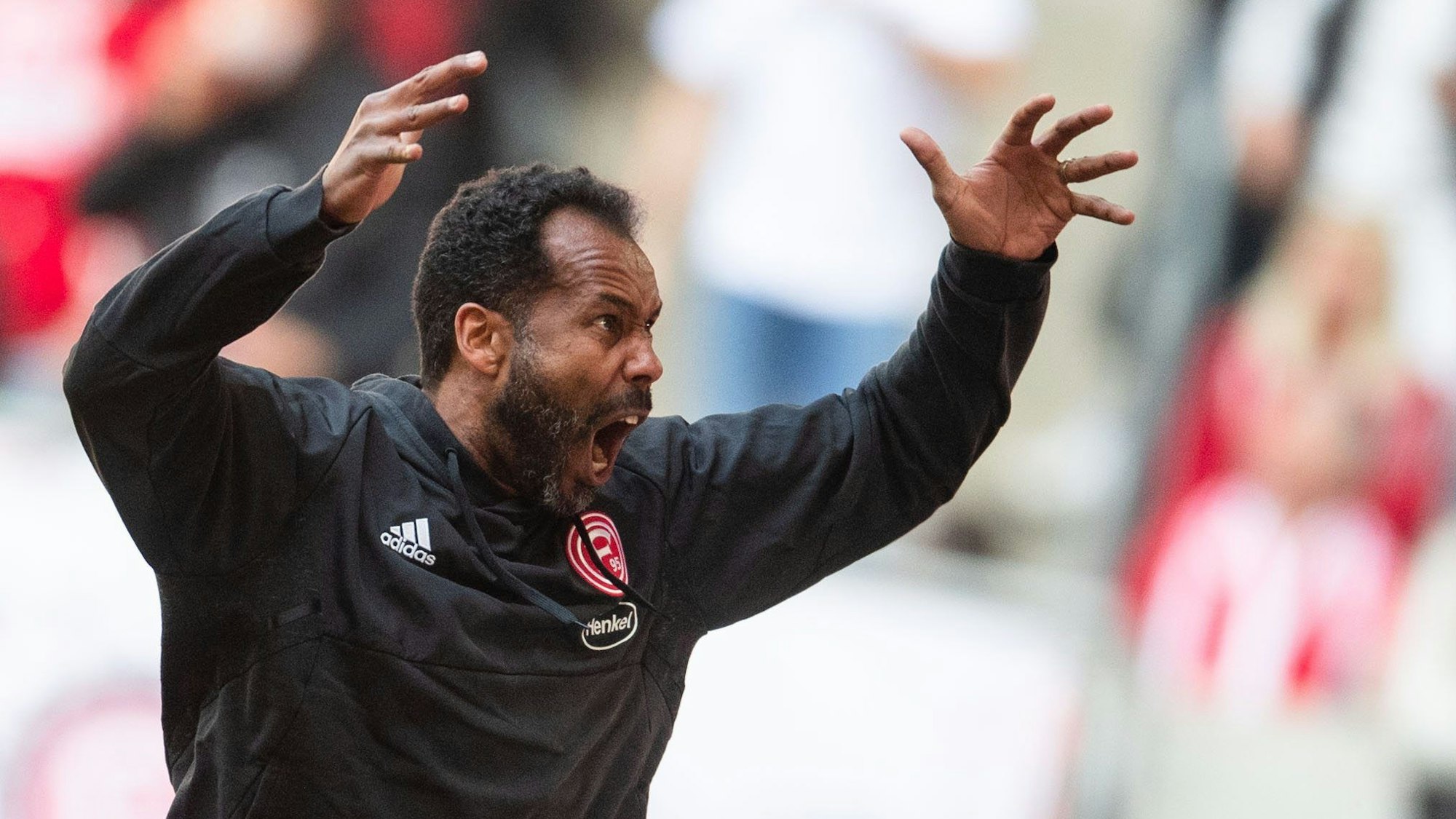 Düsseldorfs Trainer Daniel Thioune jubelt nach dem 3:2 Siegtreffer seiner Mannschaft im Spiel gegen den Karlsruher SC.