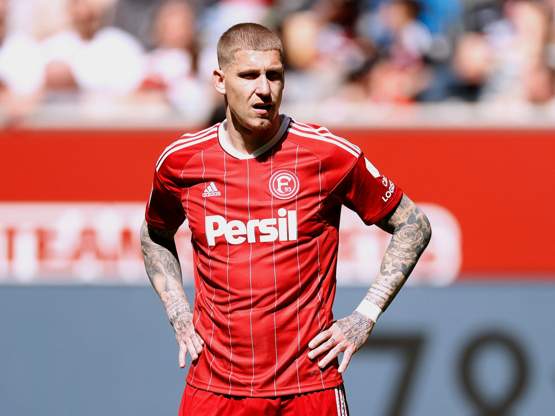 Jordy de Wijs steht im Spiel gegen den Karlsruher SC auf dem Platz und stützt die Arme in die Hüften.