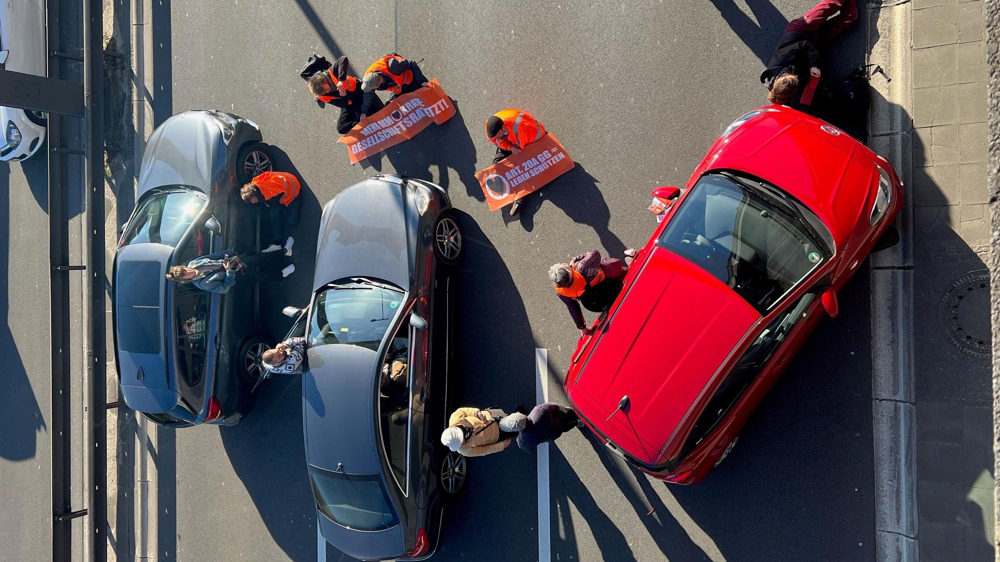Aktivisten und Aktivistinnen der Gruppe „Letzte Generation“ blockierten am 4. Mai 2023 die Autobahn 100 Richtung Tempelhof, kurz vor der Ausfahrt 13.