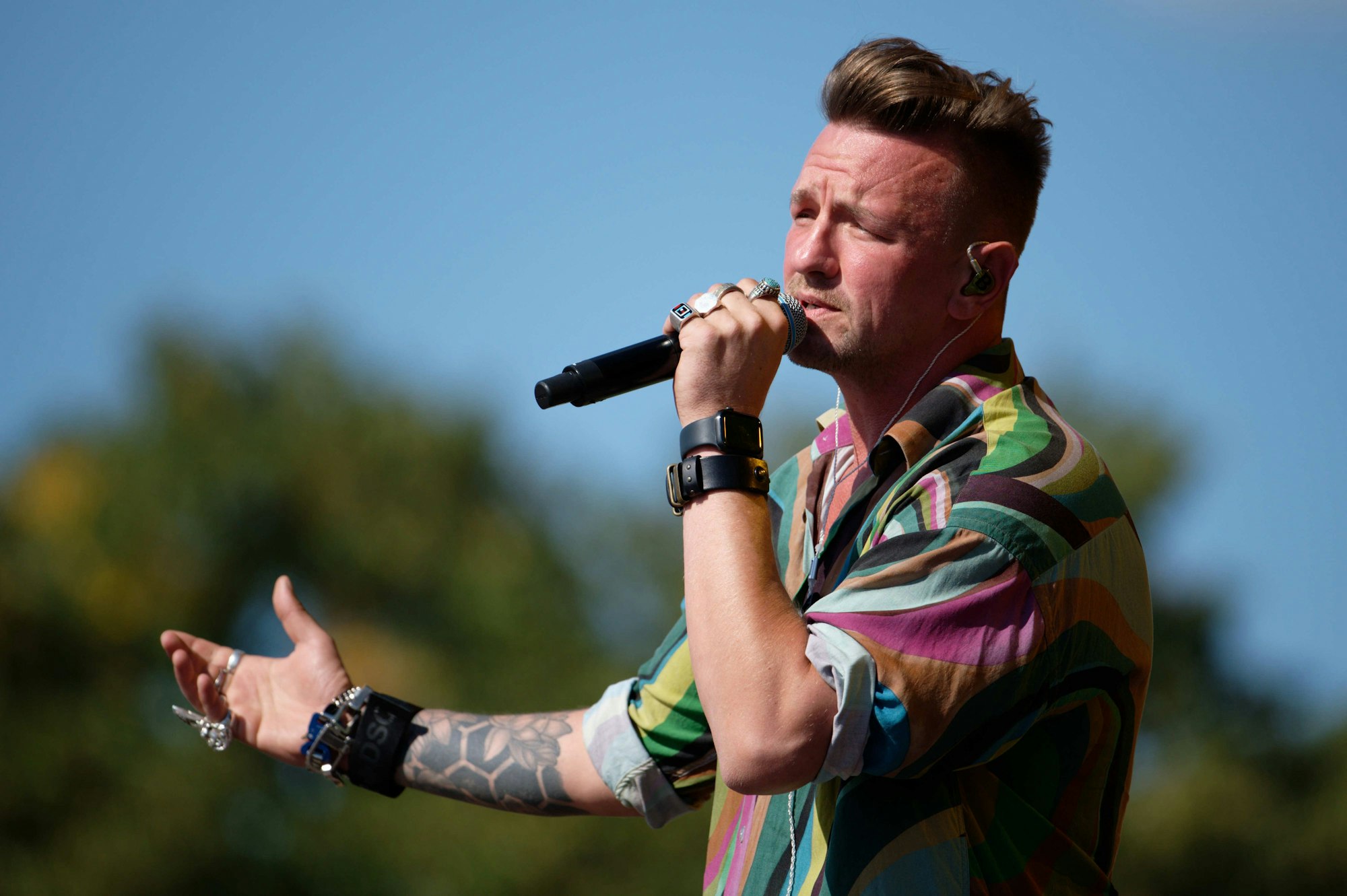 Der Sänger Ben Zucker steht beim Schlager-Event «Lieblingslieder» in der Rheinaue in Bonn auf der Bühne.