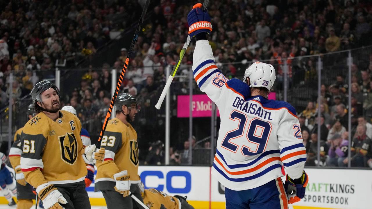 Leon Draisaitl, Center der Edmonton Oilers, jubelt nach seinem Treffer.