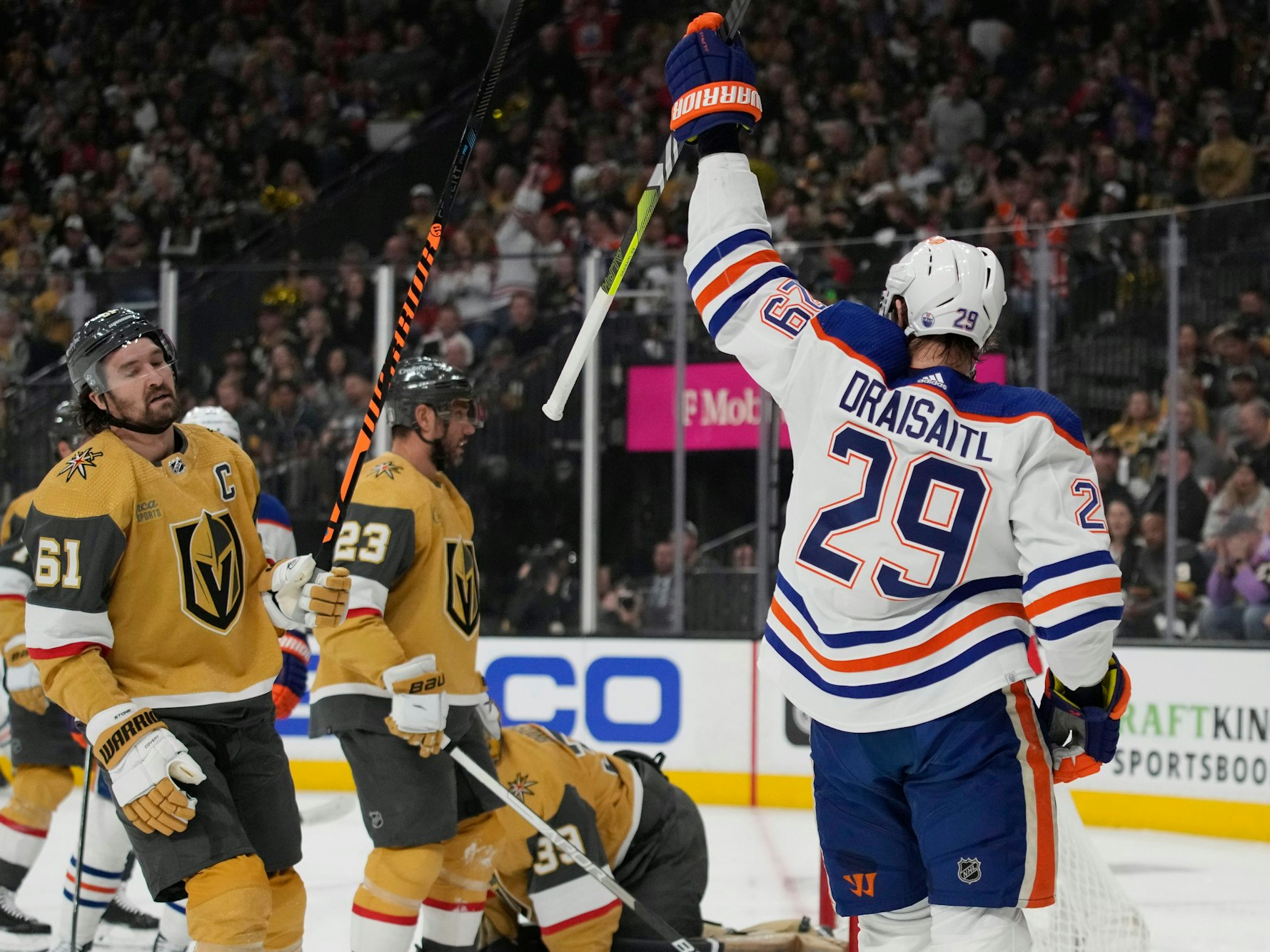 Leon Draisaitl, Center der Edmonton Oilers, jubelt nach seinem Treffer.