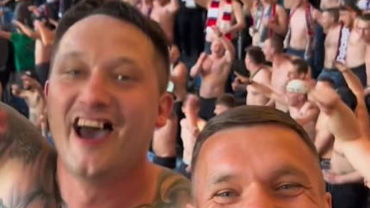 Lukas Podolski feiert mit einem Fan im Ultra-Block.