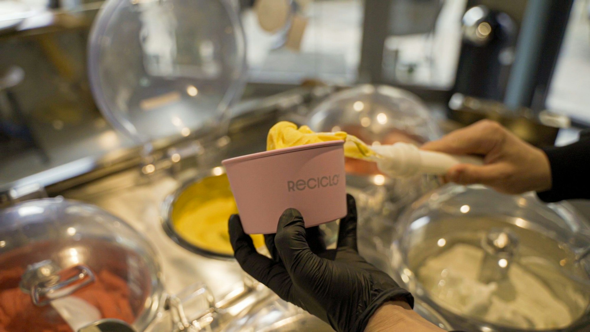 Die Firma Gebas aus Bergheim bei Köln hat einen Mehrweg-Eisbecher vorgestellt.