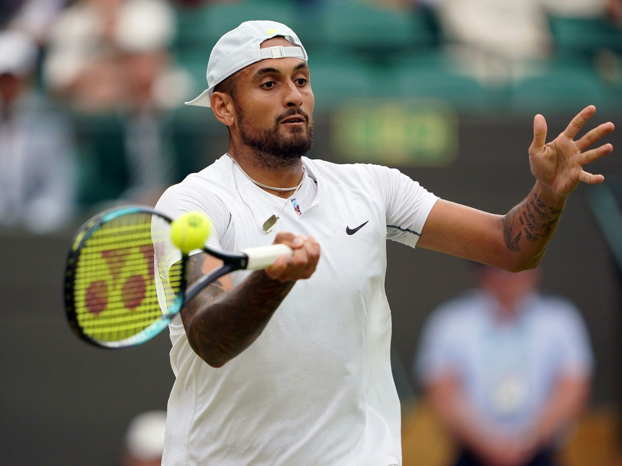 Tennis: Grand Slam/ATP-Tour - Wimbledon, Herren, Viertelfinale, Kyrgios (Australien) - Garin (Chile): Nick Kyrgios in Aktion. +++ dpa-Bildfunk +++