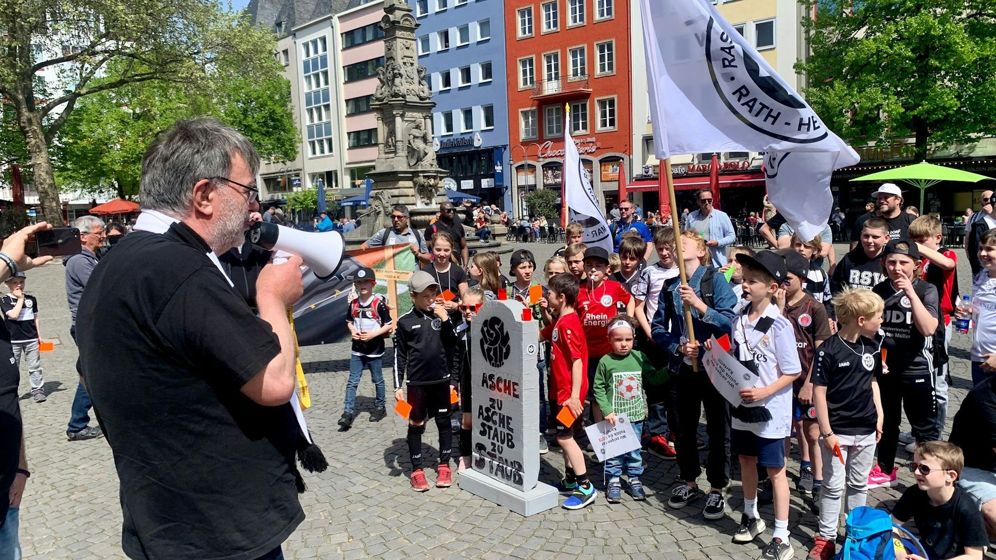 Hans-Georg Offermann und die Vereinsmitglieder des RSV Rath-Heumar protestierten vor dem Historischen Rathaus in Köln.
