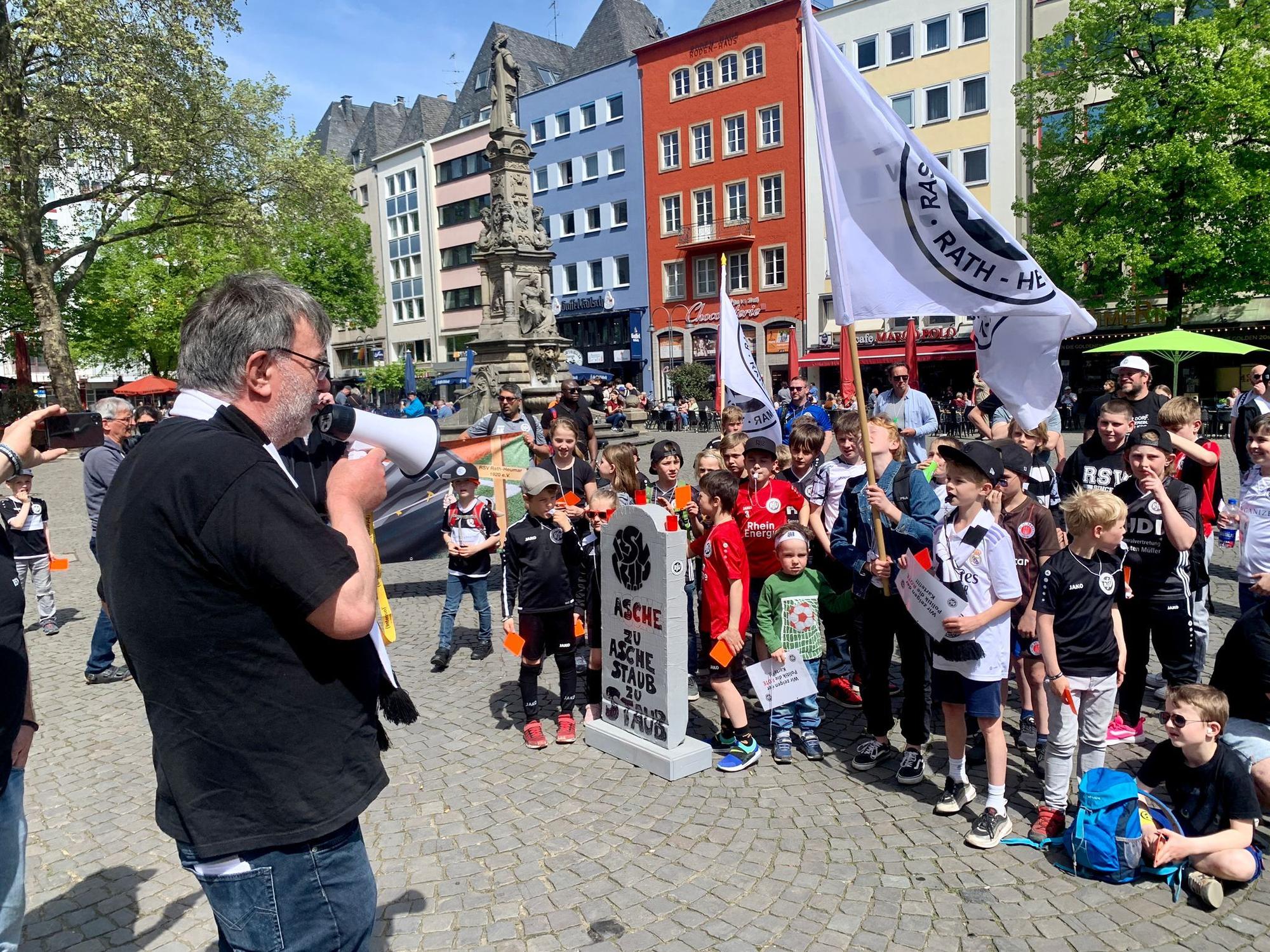 Der RSV Rath Heumar demonstriert vor dem Rathaus in Köln.