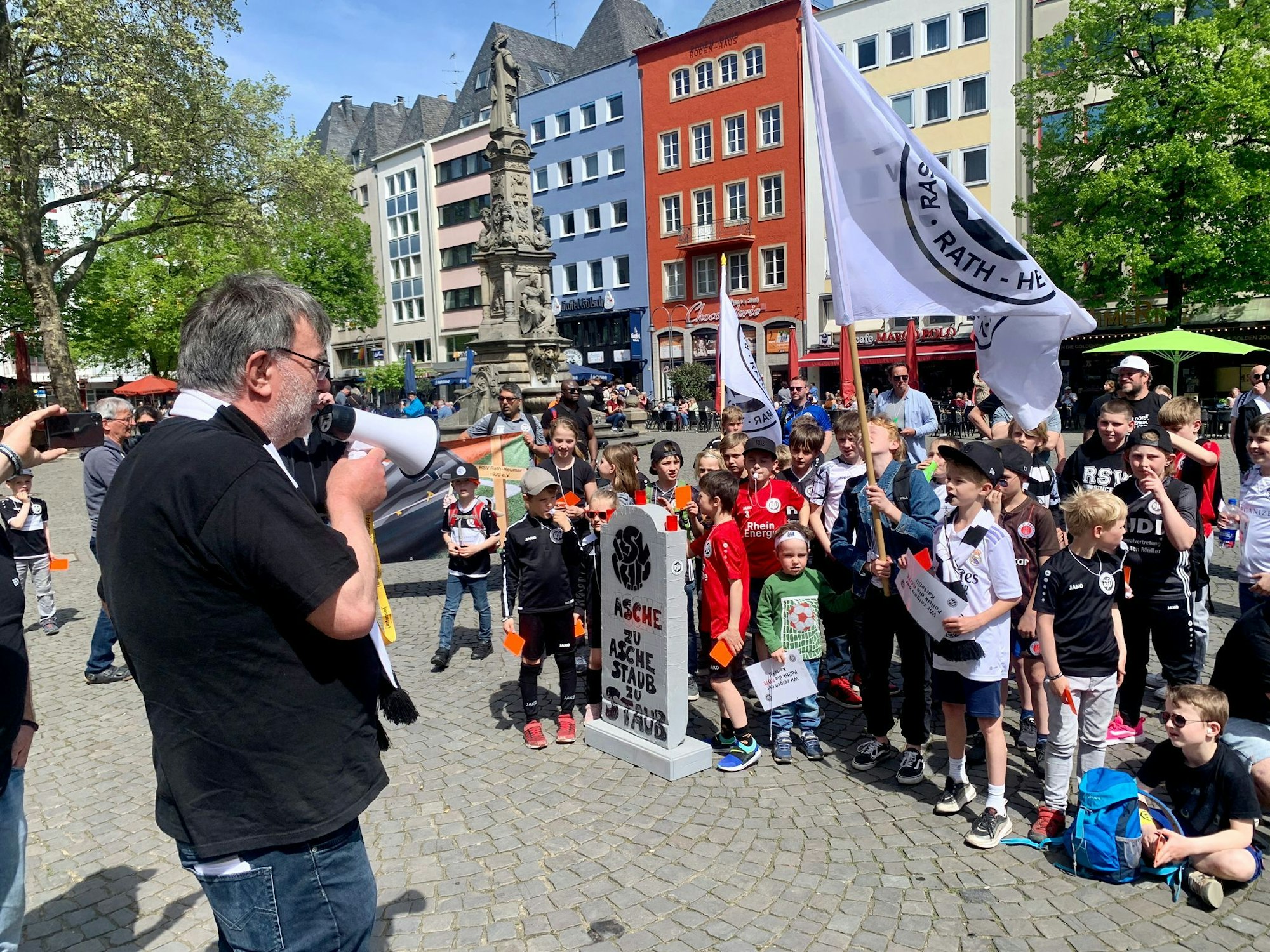 Der RSV Rath Heumar demonstriert vor dem Rathaus in Köln.