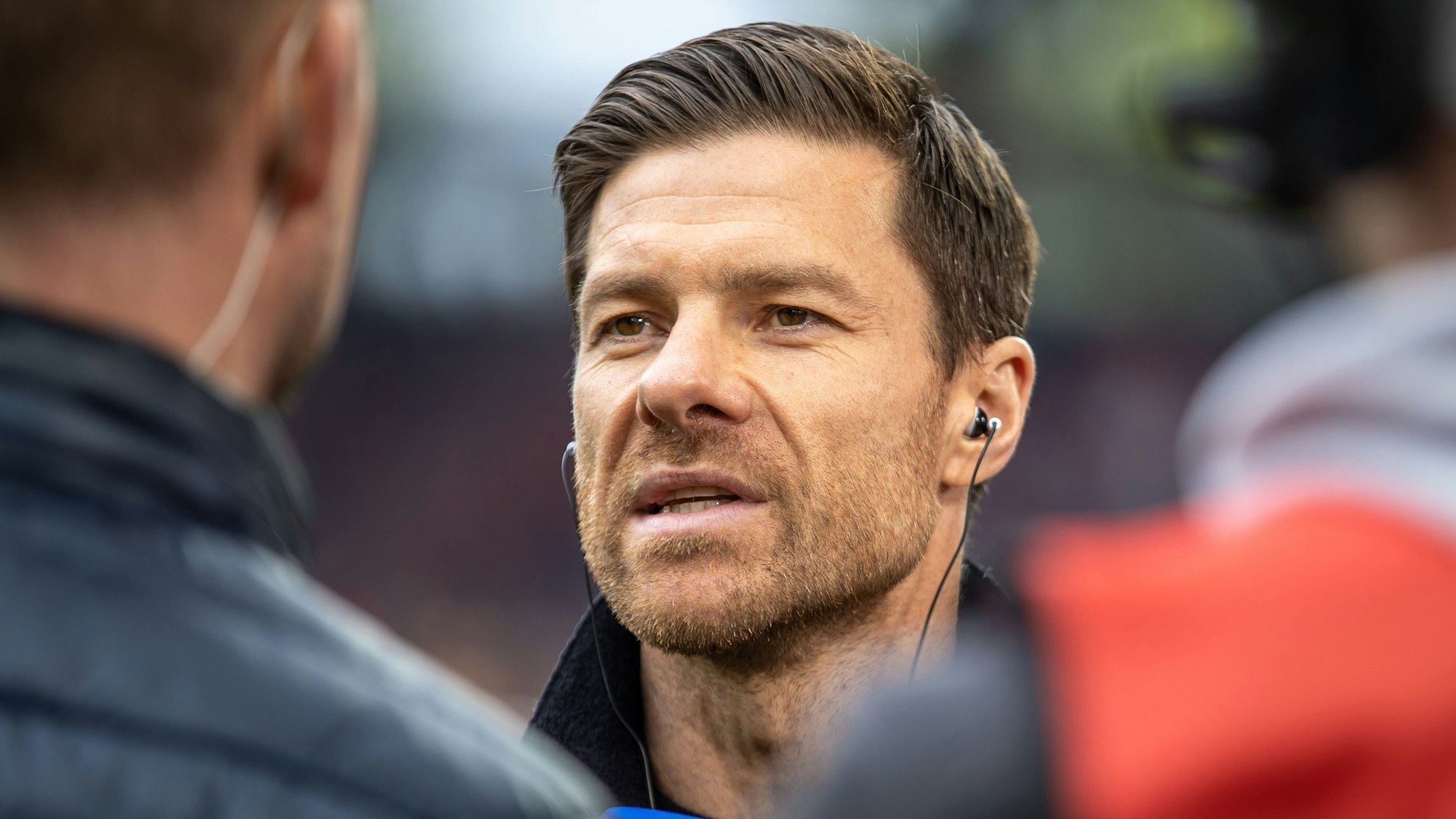 Trainer Xabi Alonso von Bayer Leverkusen spricht im Interview vor Spielbeginn.