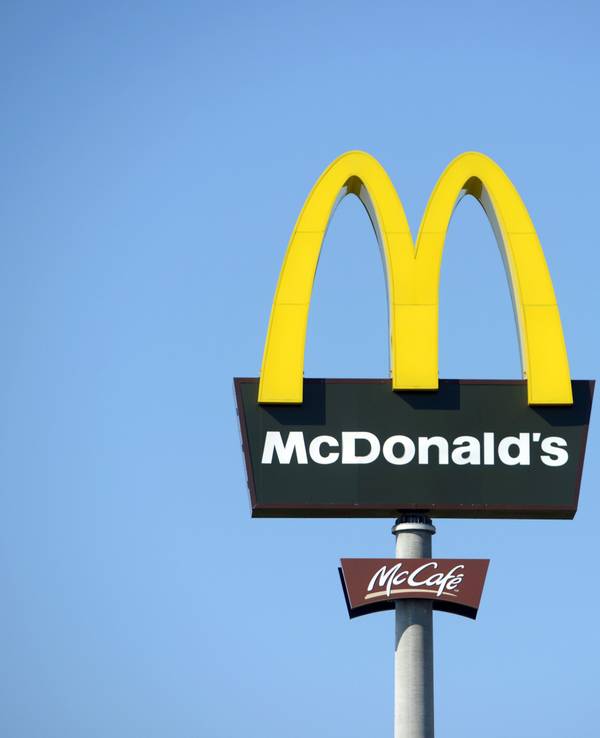 ARCHIV - Die Leuchtwerbung eines McDonald's steht im September 2013 im Gewerbegebiet Pommerndreieck an der Autobahn A20 in Süderholz bei Grimmen.