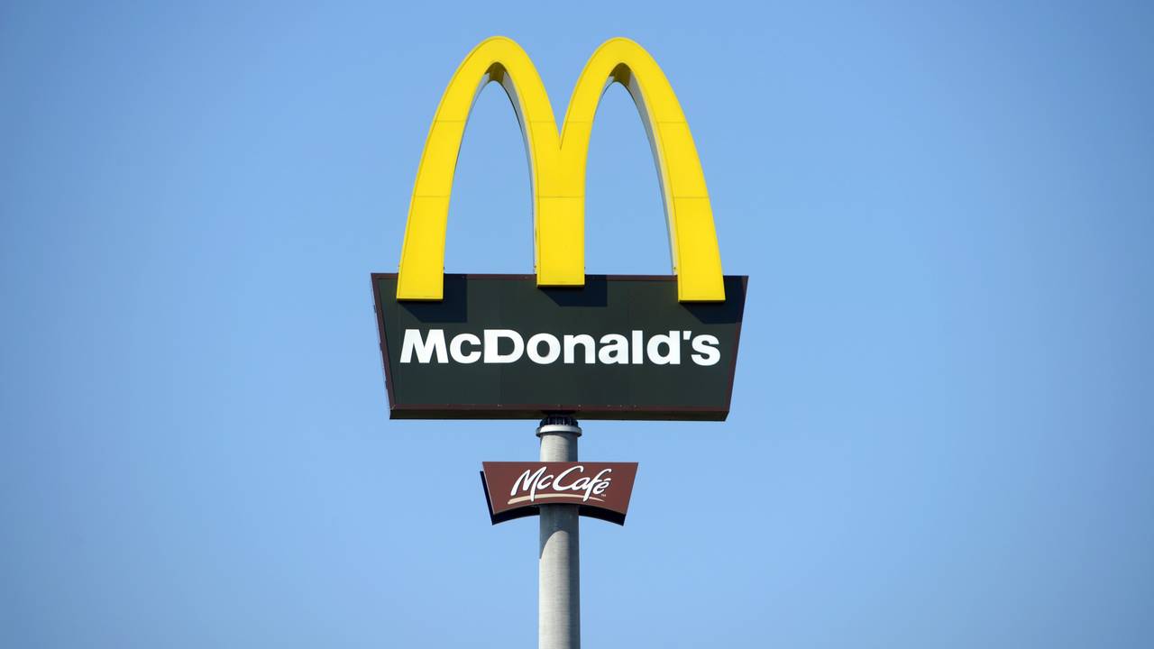 ARCHIV - Die Leuchtwerbung eines McDonald's steht im September 2013 im Gewerbegebiet Pommerndreieck an der Autobahn A20 in Süderholz bei Grimmen.