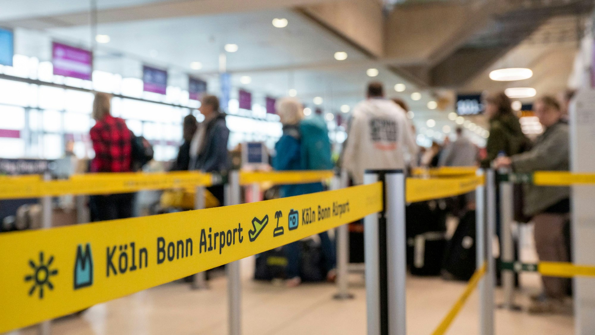 Menschen beim Check-in am Flughafen Köln/Bonn.