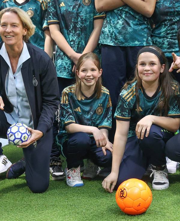 Außenministerin Annalena Baerbock und Martina Voss-Tecklenburg mit jungen Fußballerinnen beim WM-Kick-Off im Auswärtigen Amt.