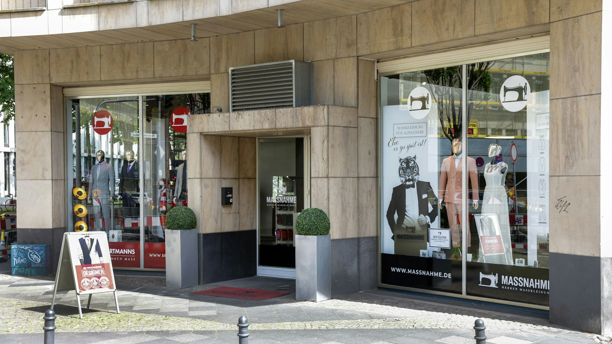 Blick von außen auf den Mode-Laden Massnahme, wo künftig auch Kleidung für den Karneval verkauft wird.