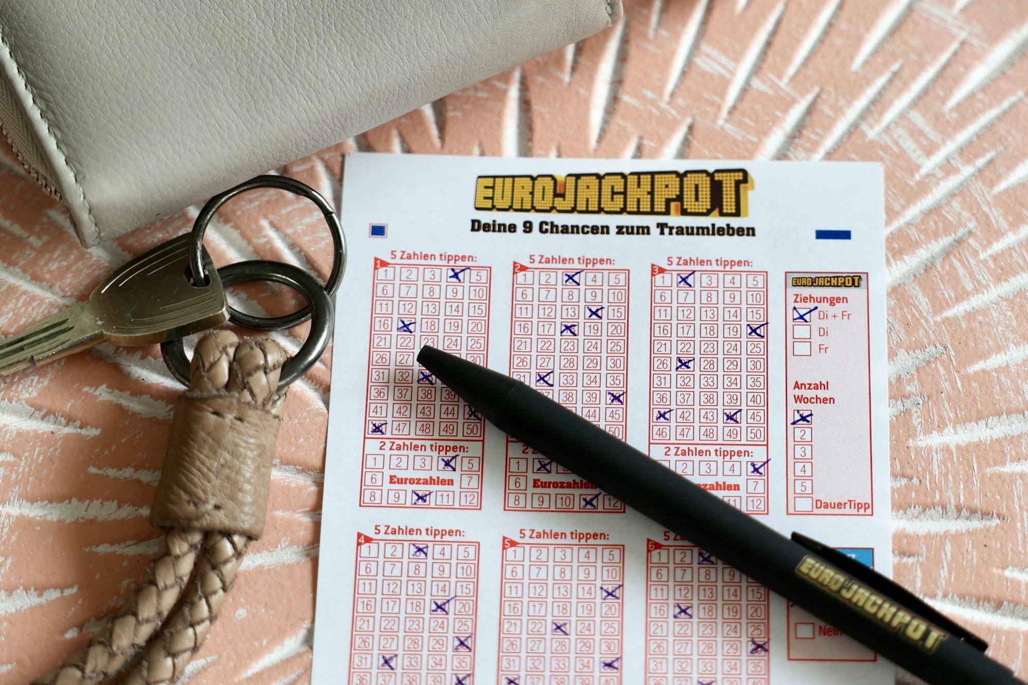 Spielschein Eurojackpot auf dem Tisch.