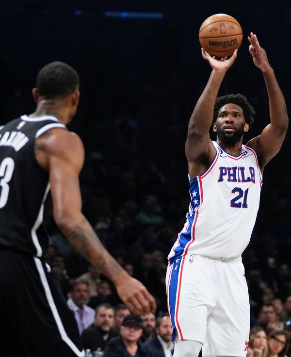 Joel Embiid (21) von den Philadelphia 76ers wirft über Nic Claxton (33) von den Brooklyn Nets.