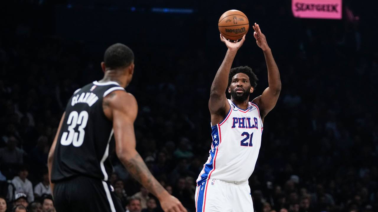 Joel Embiid (21) von den Philadelphia 76ers wirft über Nic Claxton (33) von den Brooklyn Nets.