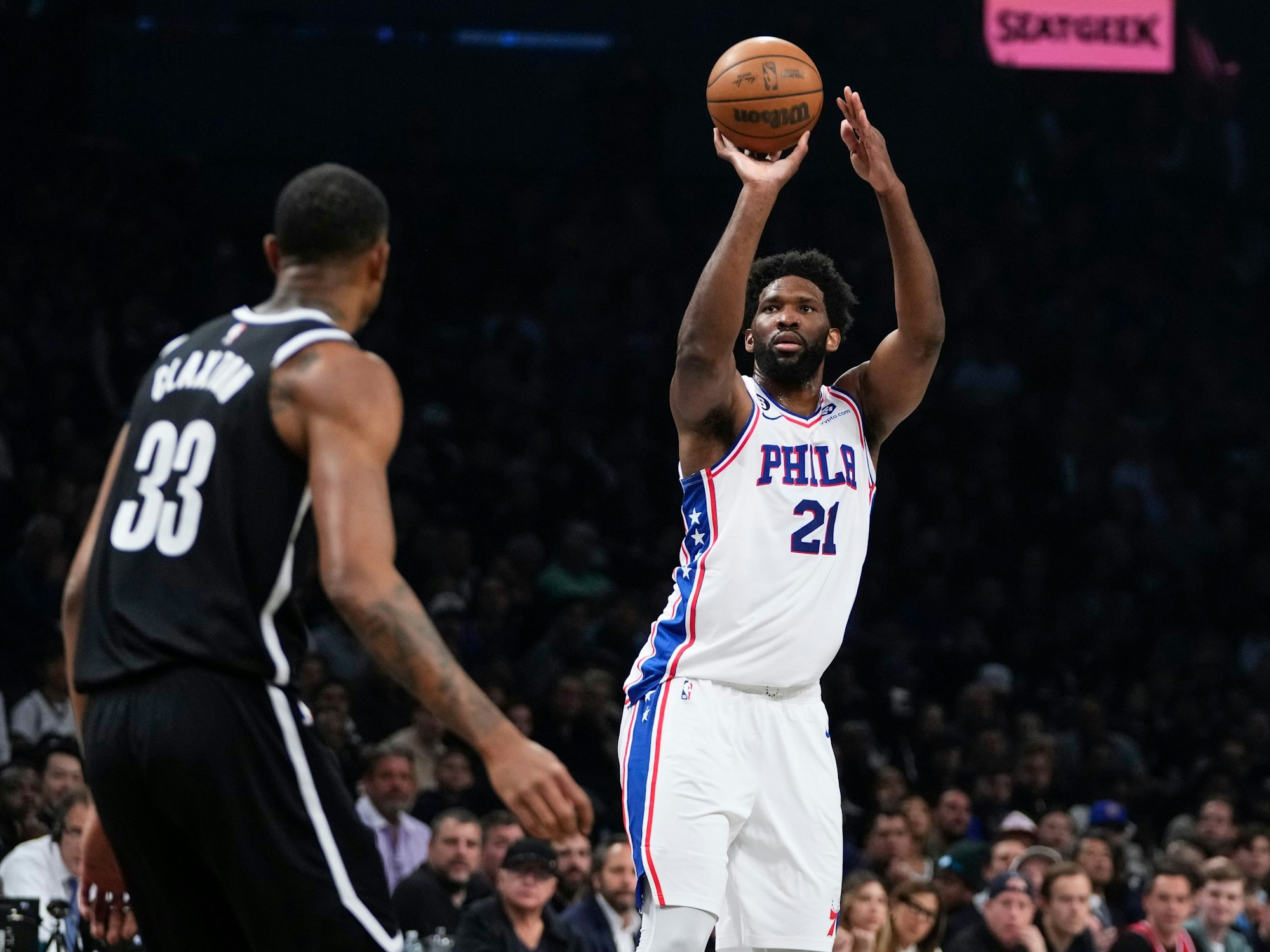 Joel Embiid (21) von den Philadelphia 76ers wirft über Nic Claxton (33) von den Brooklyn Nets.