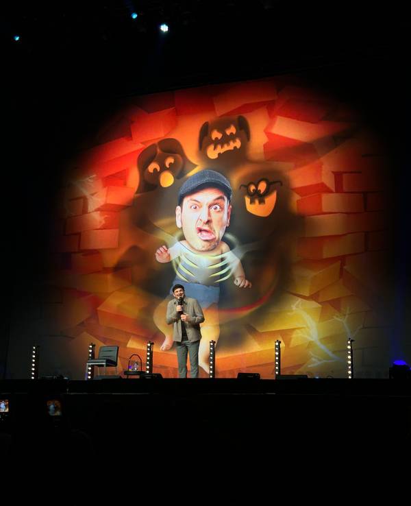 Kaya Yanar steht am Donnerstagabend (4. Mai 2023) auf der Bühne in der Lanxess-Arena.