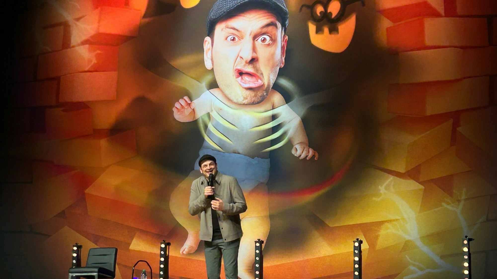 Kaya Yanar steht am Donnerstagabend (4. Mai 2023) auf der Bühne in der Lanxess-Arena.