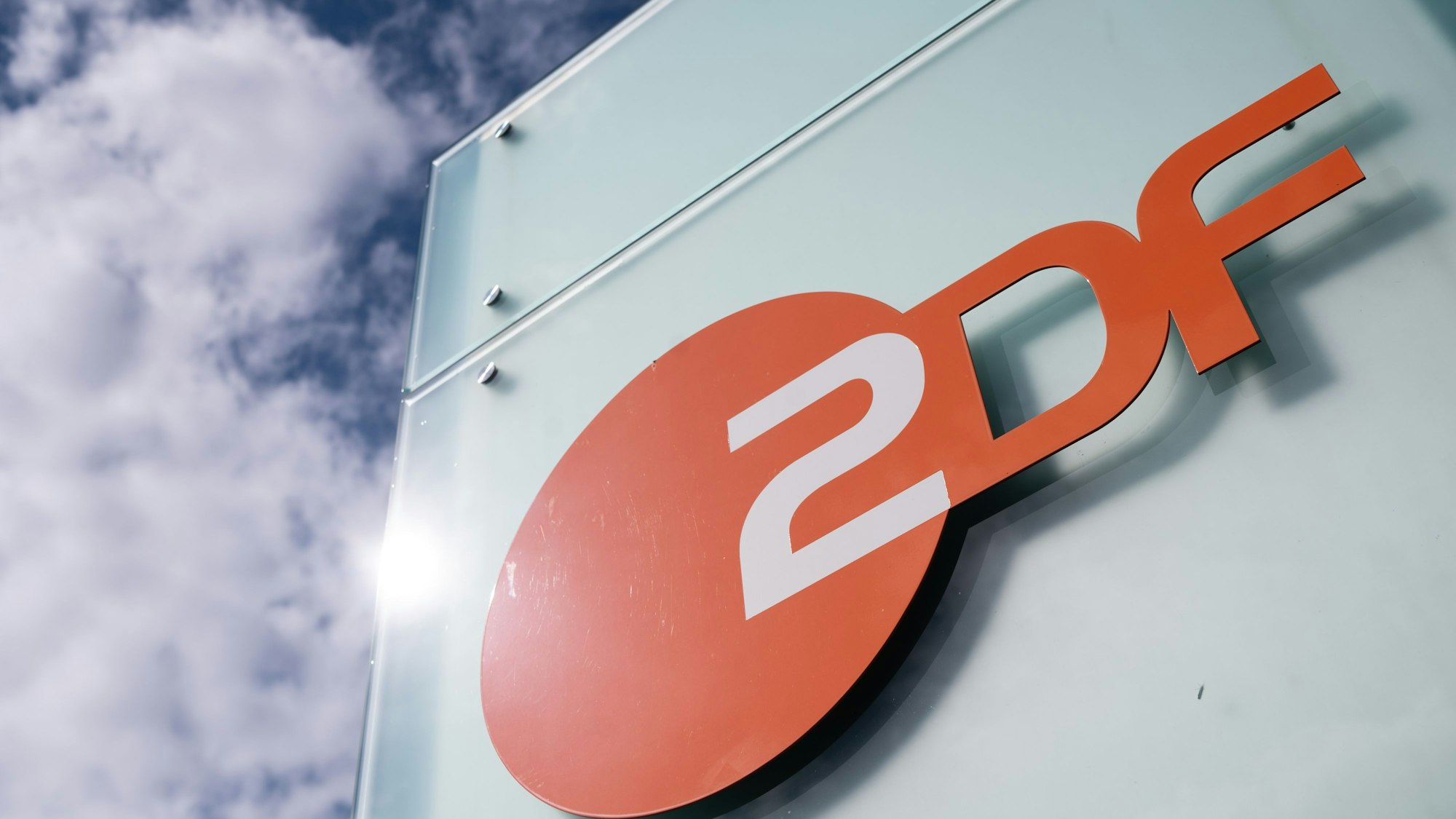 Logo des ZDF am Sendezentrum des Zweiten Deutschen Fernsehens.