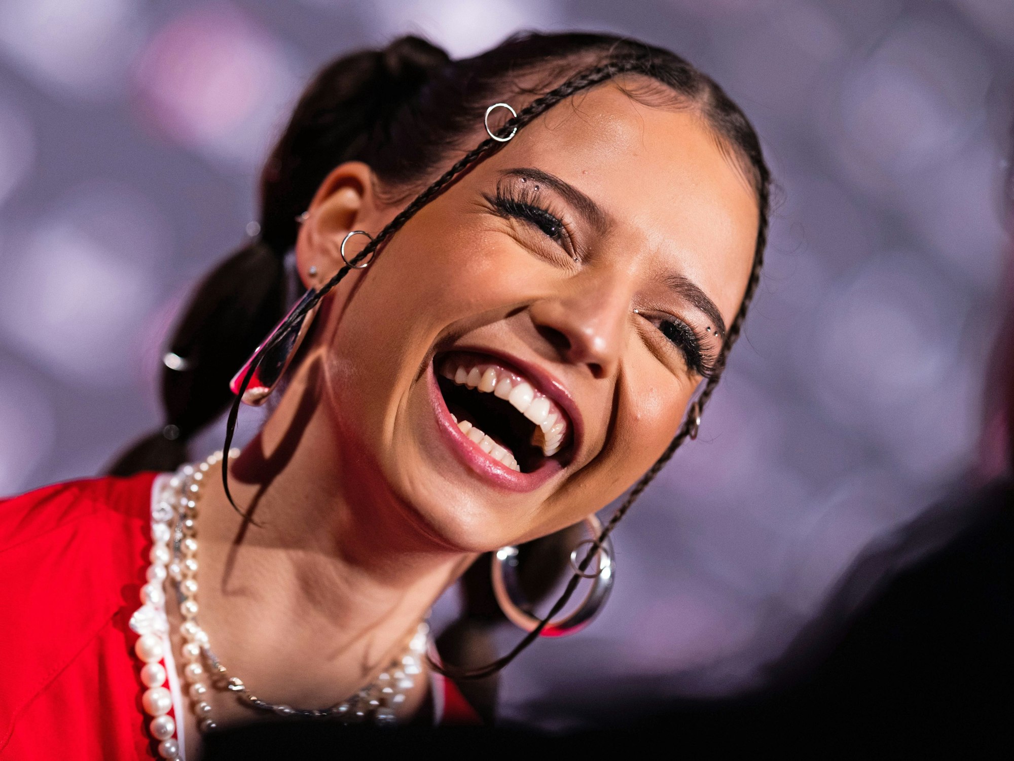 Nina Chuba, Sängerin und Schauspielerin, lacht bei der Verleihung der 1Live Krone in der Jahrhunderthalle.