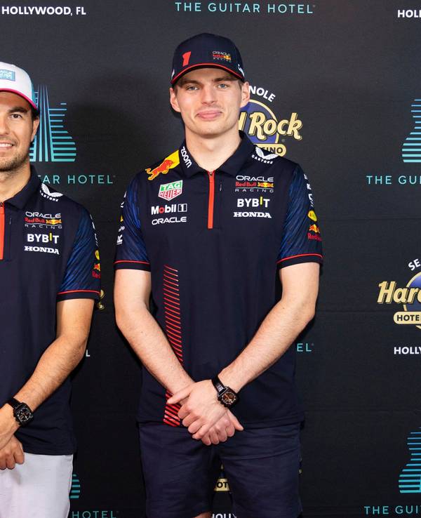 Sergio Perez (l.) und Max Verstappen posieren vor dem Namensgeber des Miami-Stadions Hard Rock Hotel & Casino.